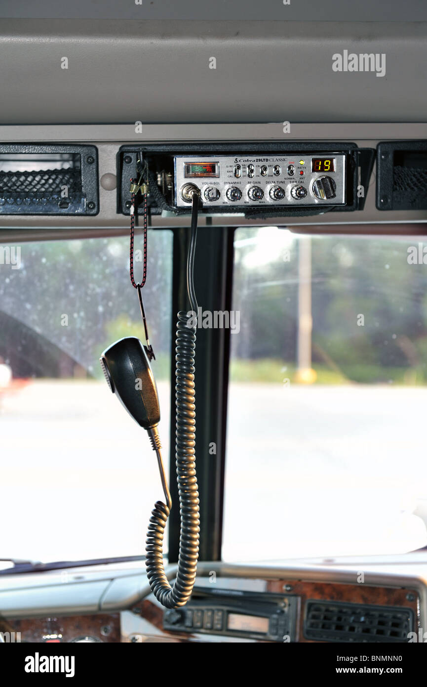 Une radio cb dans la cabine d'un camion semi Photo Stock - Alamy