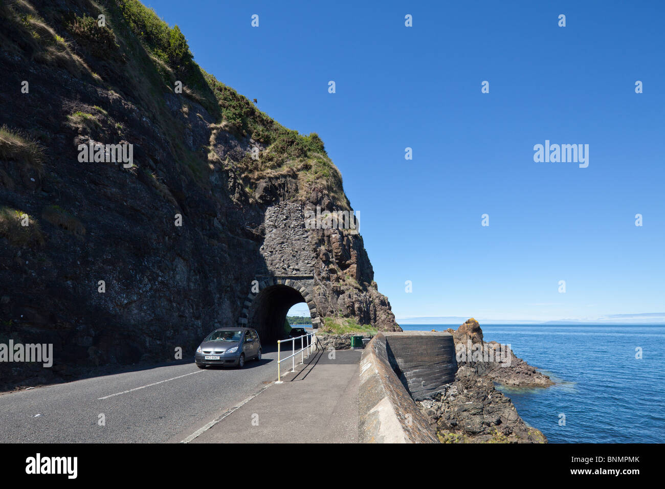 De roche sur la Côte d'Antrim archway Road au nord de Larne, Irlande du Nord, Royaume-Uni Banque D'Images