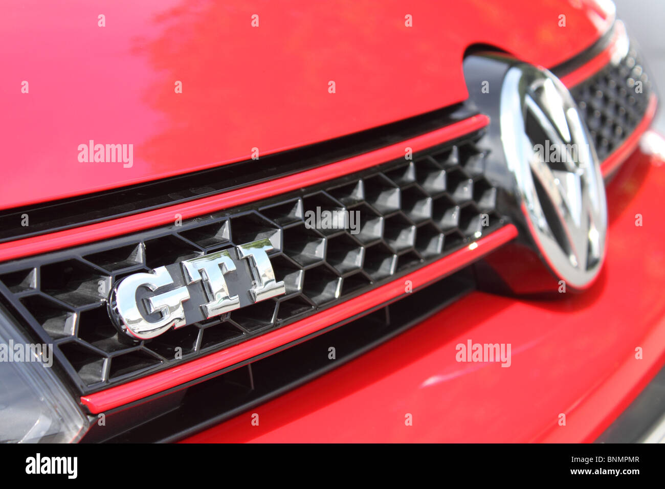 Détail de grill d'une Volkswagen Golf GTi rouge Banque D'Images