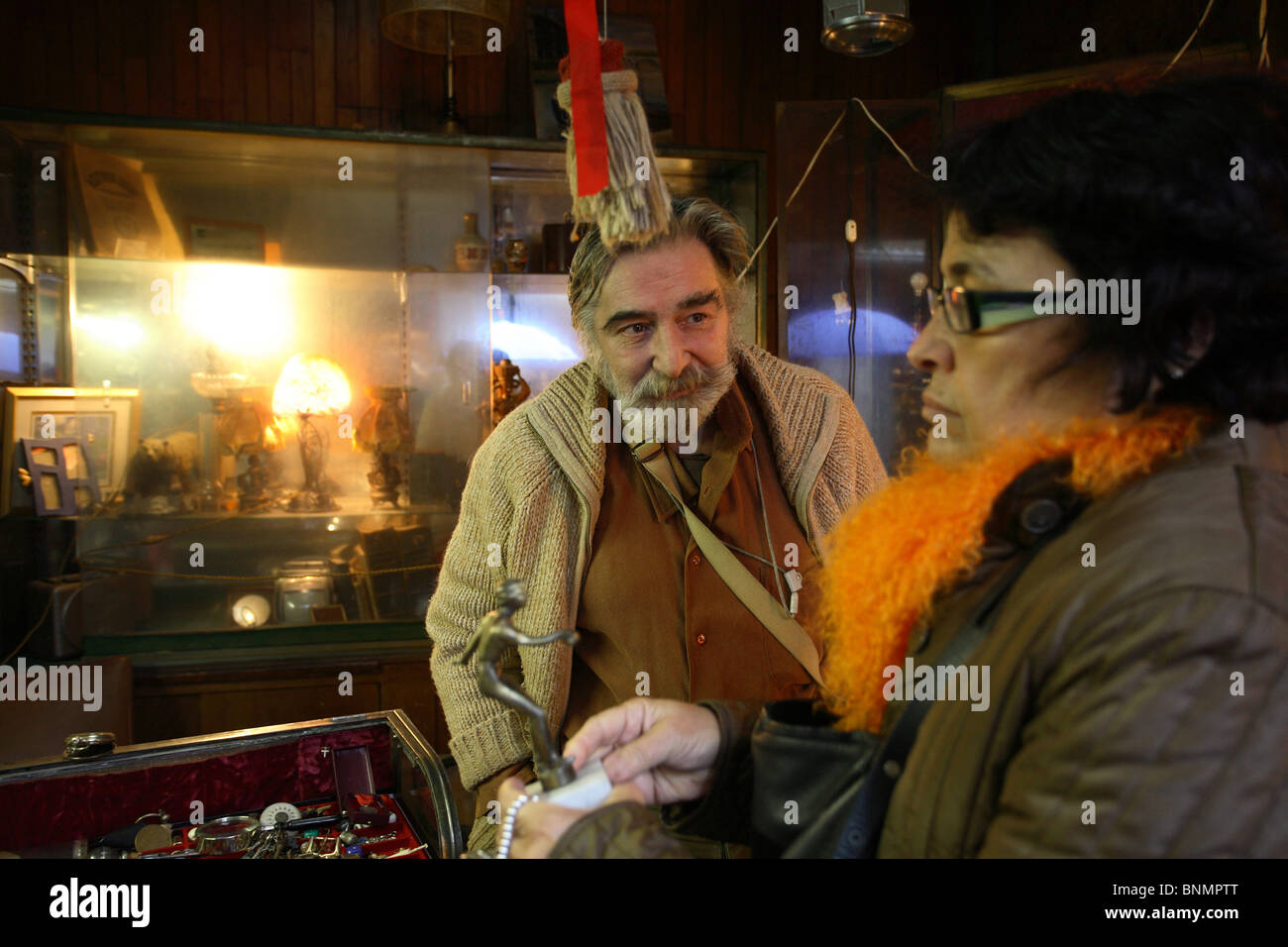 Vendeur et client à Saint-Quen marché aux puces, Paris, France Banque D'Images