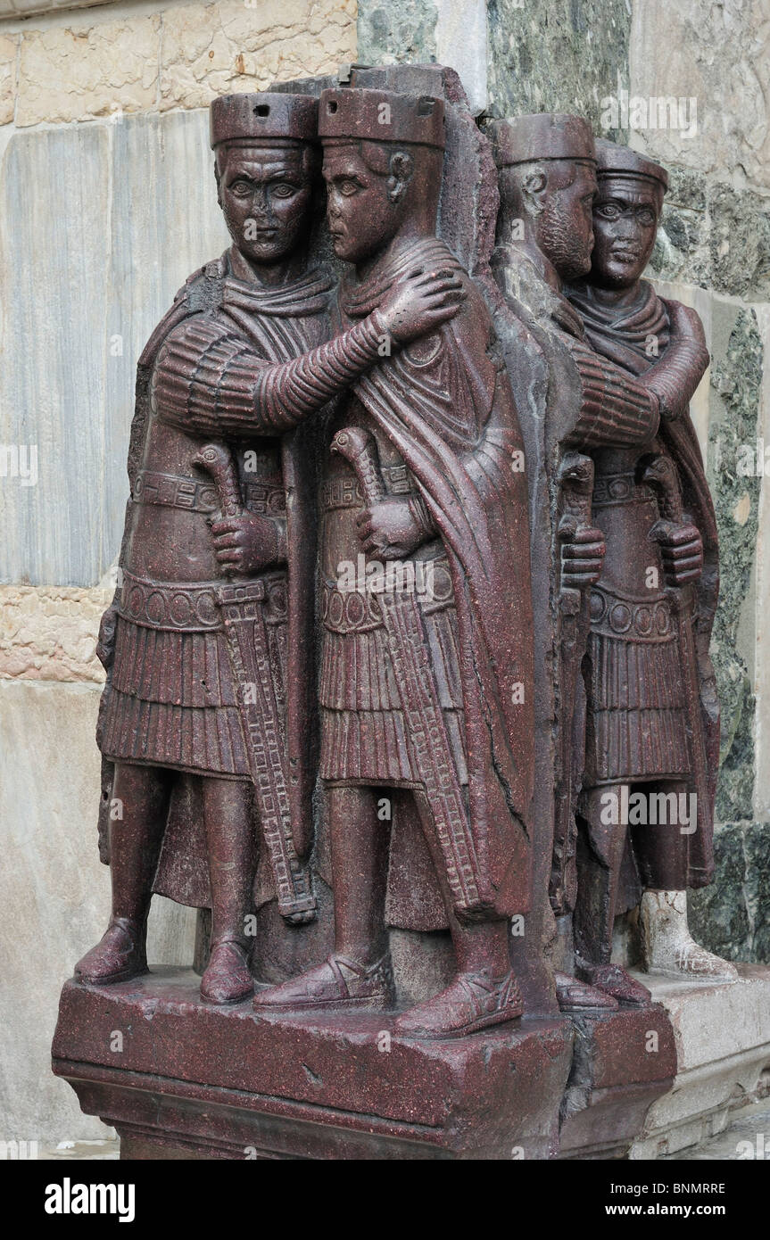Venise. L'Italie. 4E C de la sculpture de porphyre Tetrarchs sur l'extérieur de la Basilique St Marc. Banque D'Images