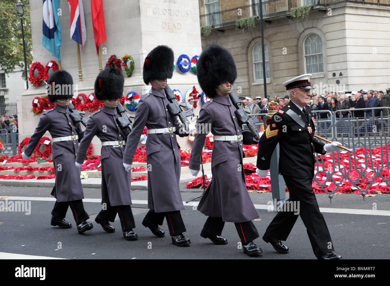 Soldiers marching passé le cénotaphe pendant l'Armistice Service commémoratif à Whitehall, Londres, SW1. Banque D'Images