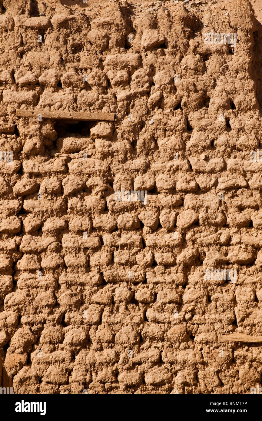 Mur de brique de boue traditionnel, Figuig, province de Figuig, région orientale, le Maroc. Banque D'Images