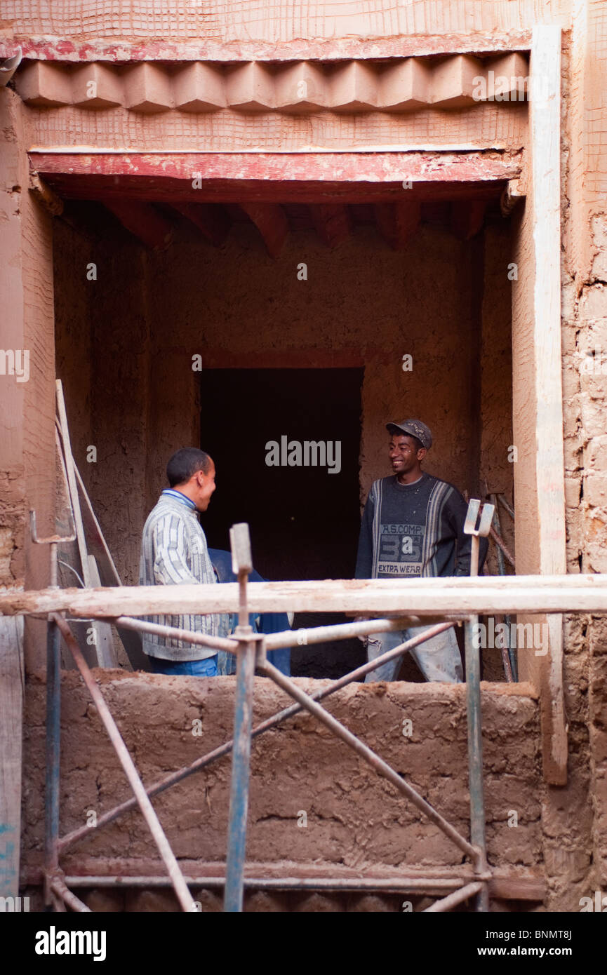 Les ouvriers de brique de boue, Figuig, province de Figuig, région orientale, le Maroc. Banque D'Images