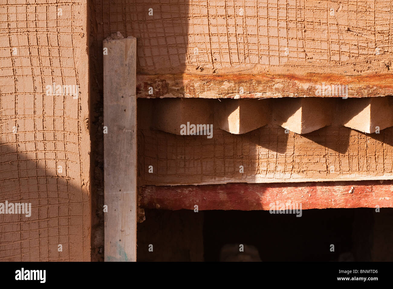 Détail, bâtiment en brique de boue traditionnel, Figuig, province de Figuig, région orientale, le Maroc. Banque D'Images