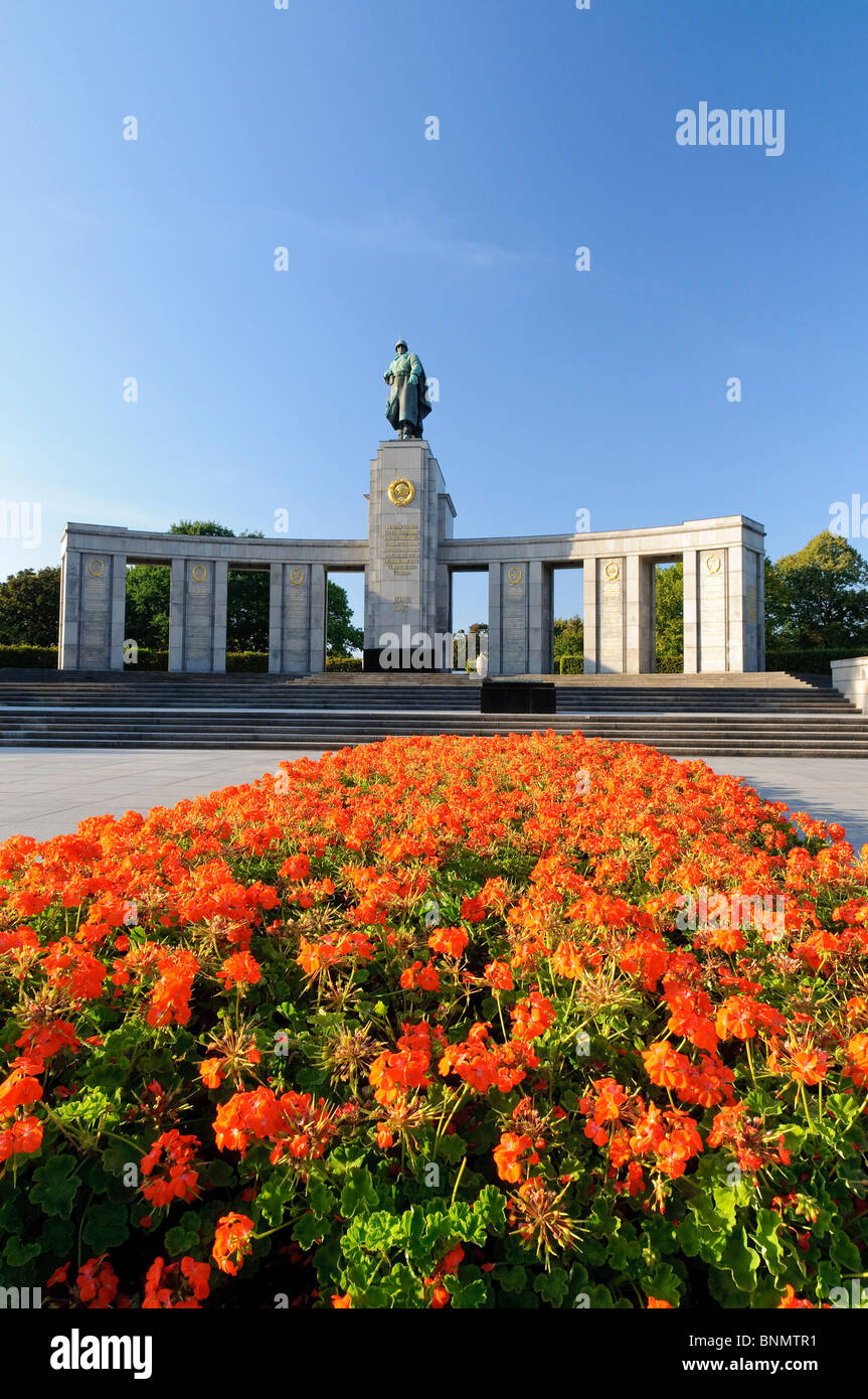 Parterre de fleurs sculpture Berlin Allemagne Europe monument monument figure tablette de pierre mémoire memorial history war memorial Banque D'Images