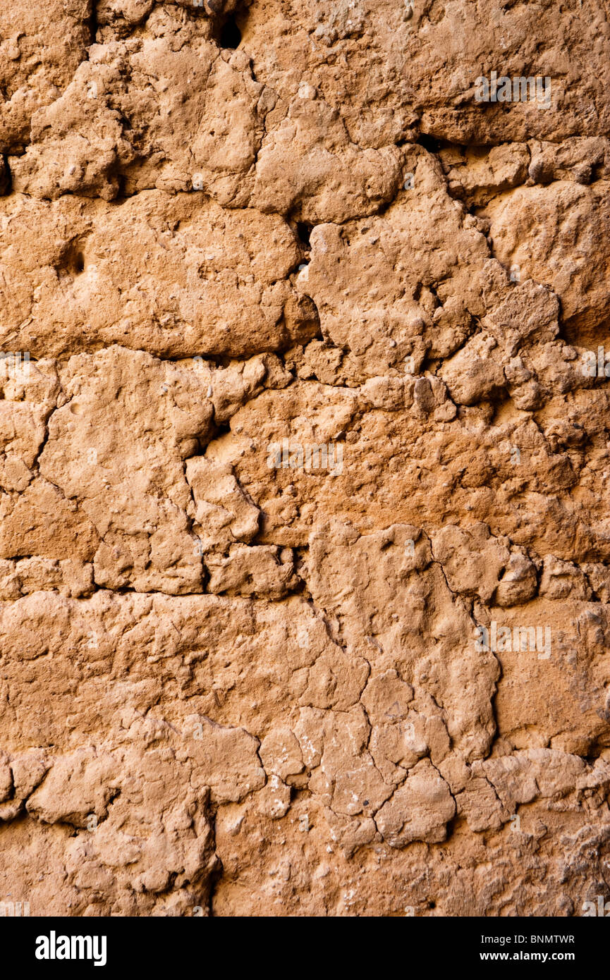 Mur de brique de boue traditionnel avec de vieux plâtre, Figuig, province de Figuig, région orientale, le Maroc. Banque D'Images