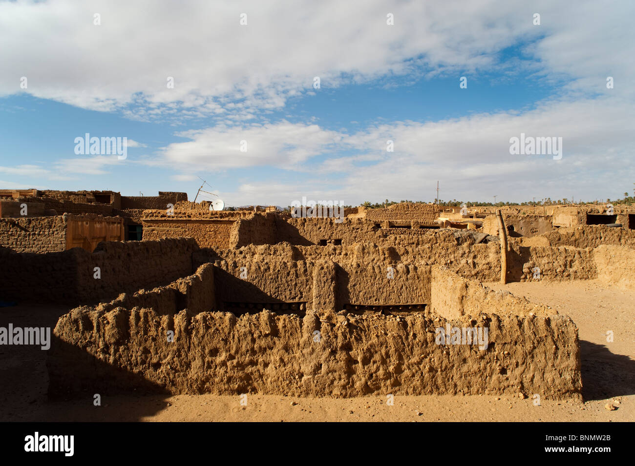 Les toits, les bâtiments traditionnels en briques de boue, Figuig, province de Figuig, région orientale, le Maroc. Banque D'Images