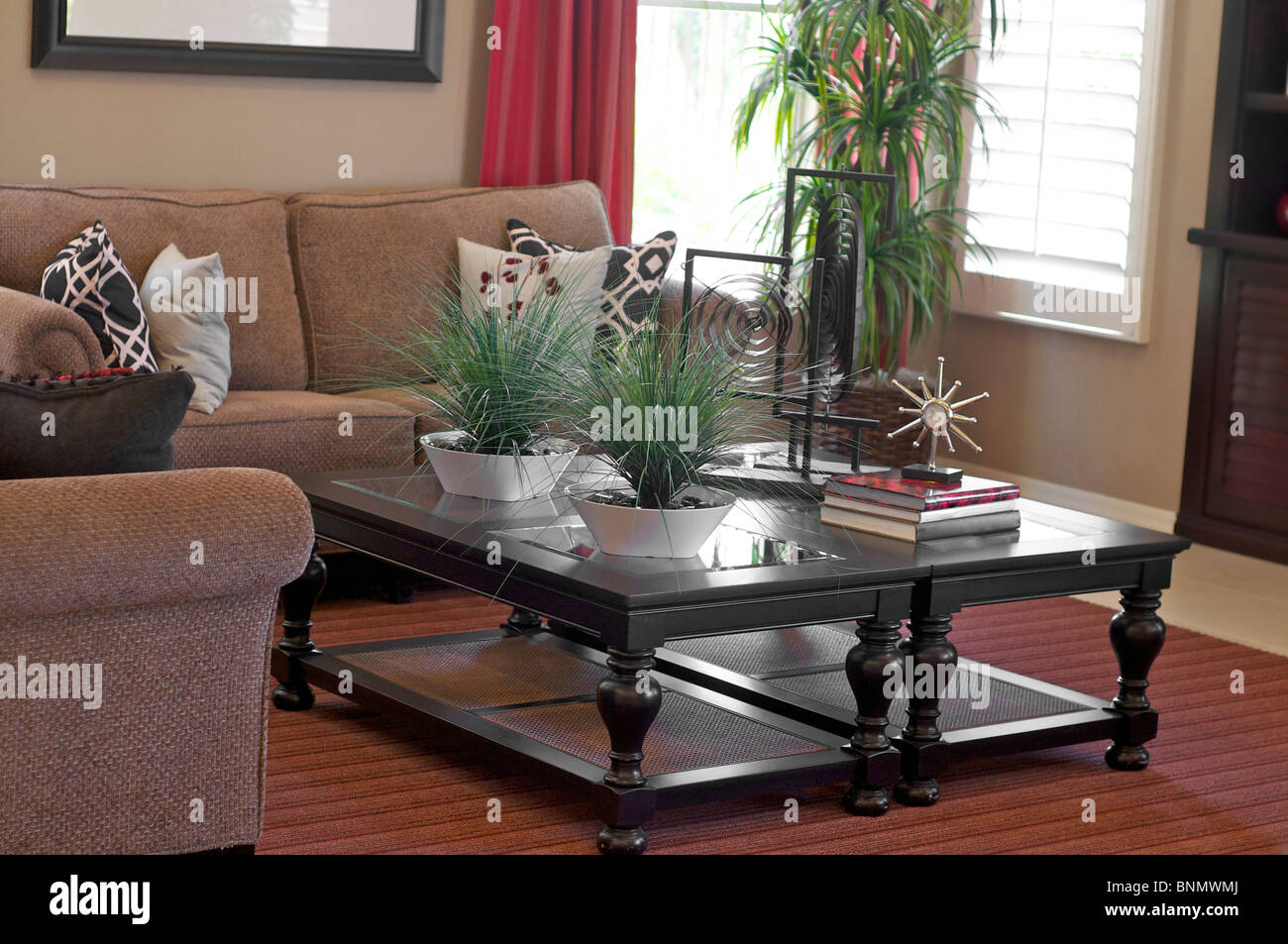 Maison moderne et élégant décor de salon avec table basse et canapé. Banque D'Images