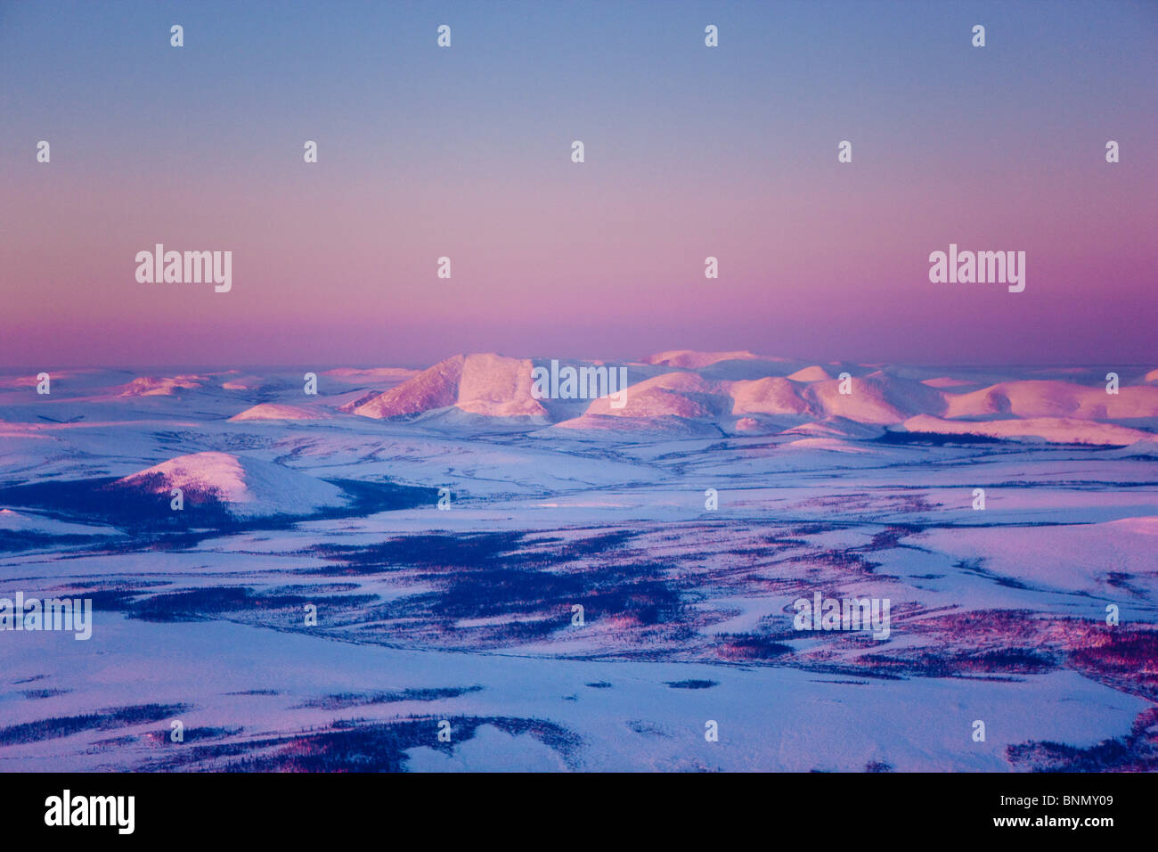 Vue aérienne de la vallée de la rivière Noatak et la Baird montagnes juste avant le coucher du soleil en hiver, l'Alaska arctique Banque D'Images