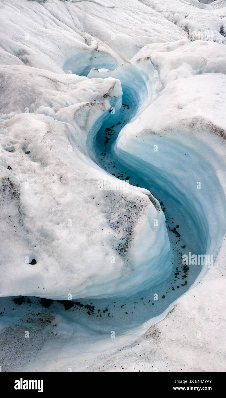 Ruisseau de la fonte des glaces coupe un cours sinueux à travers Matanuska Glacier, Alaska Banque D'Images