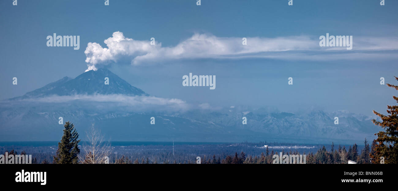 Éruption du mont Redoubt en 2009, vu de l'île de Kenai en Alaska Banque D'Images