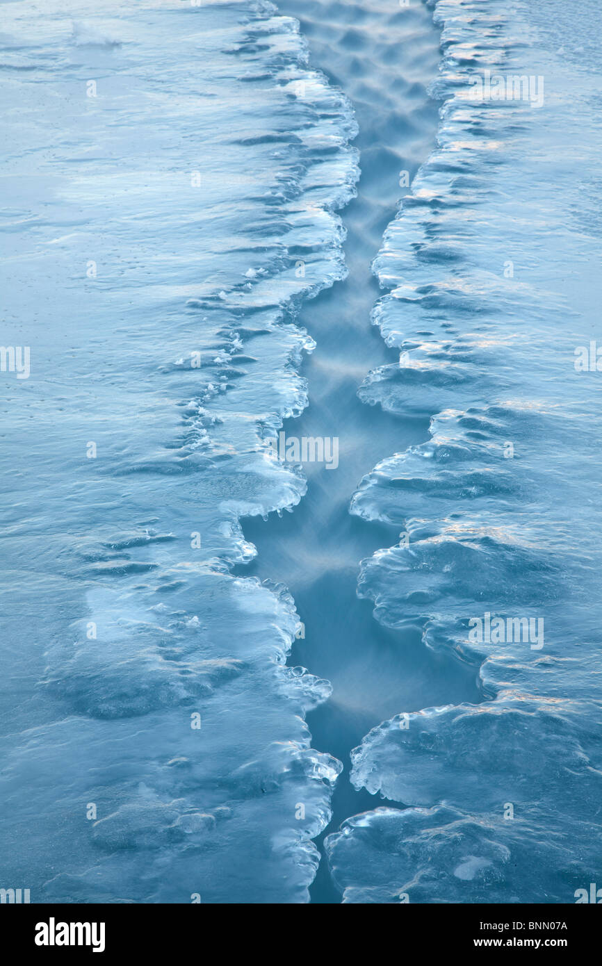 Patrially l'eau gelée sur le canal de la rivière Knik, Alaska, automne Banque D'Images