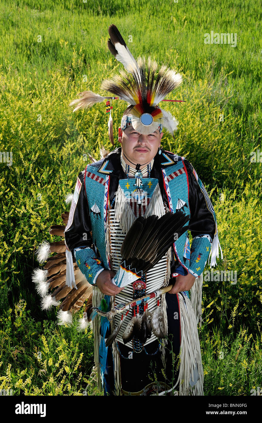 Danseur traditionnel Stephen Hawk jaune Native American Indian Rapid City dans le Dakota du Sud USA costume Banque D'Images