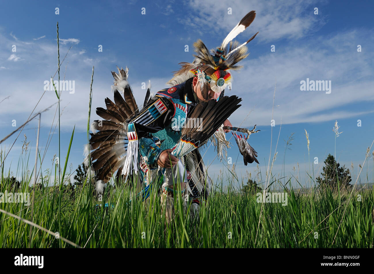Danseur traditionnel Stephen Hawk jaune Native American Indian Rapid City dans le Dakota du Sud USA costume Banque D'Images