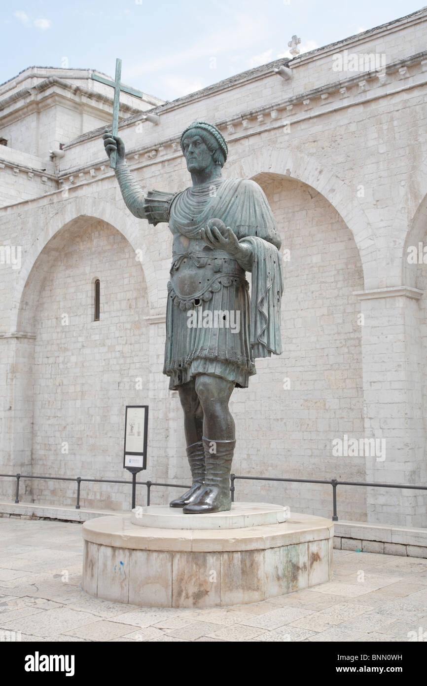 Colossus, Giant stature d'Empereur romain, Lecce, Pouilles, Italie Banque D'Images