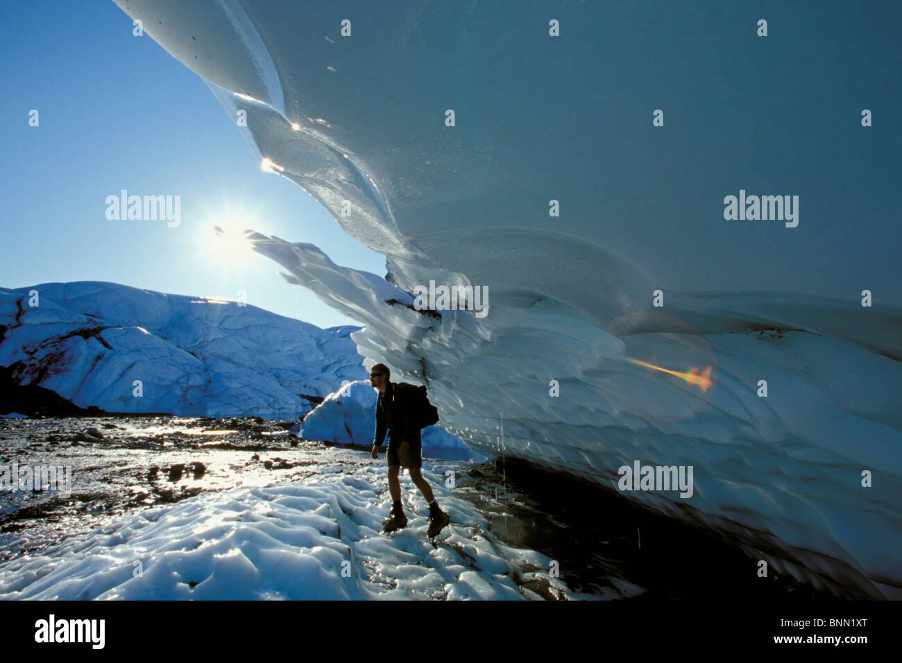 Randonnées dans l'homme @ Crampons Glacier Matanuska SC AK de l'été Banque D'Images