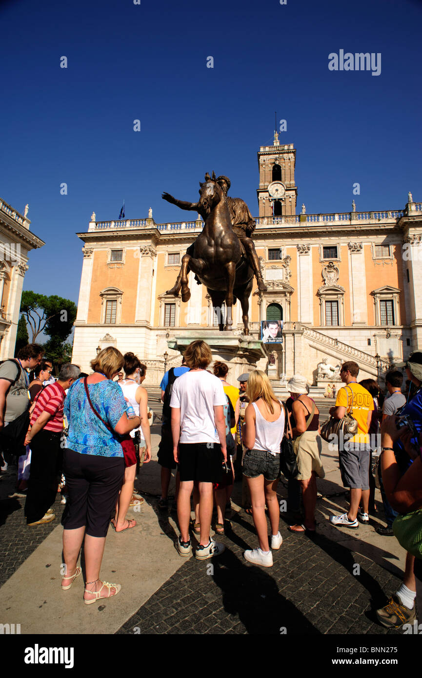 Italie, Rome, Piazza del Campidoglio, statue de Marc Aurèle et Palazzo Senatorio, groupe de touristes Banque D'Images