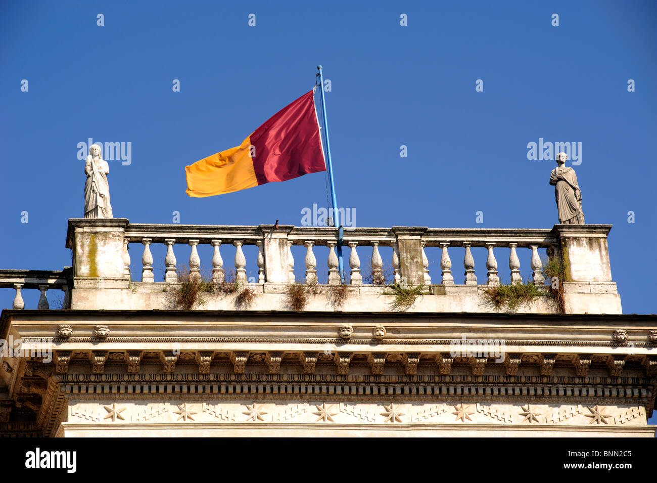 Italie, Rome, Campidoglio, drapeau de la ville de Rome Banque D'Images