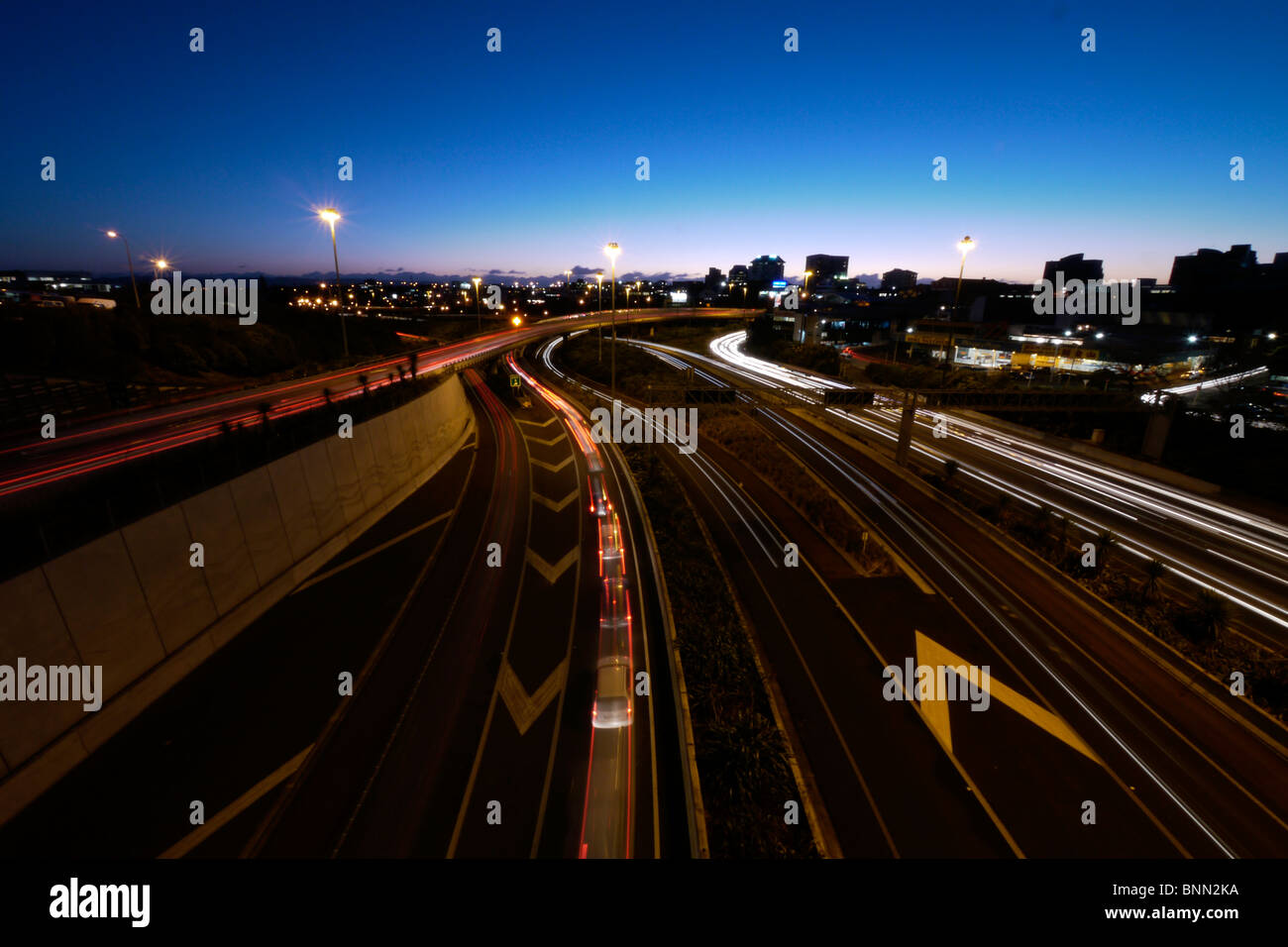 L'écoulement du trafic, en début de soirée le long de l'autoroute du Sud, Auckland, Nouvelle-Zélande. À l'Ouest. Banque D'Images