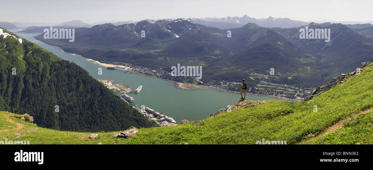 Un randonneur prend de l'avis de Gastineau Channel, Douglas Island, et le centre-ville de Juneau depuis le sommet de Mt. Juneau en Alaska Banque D'Images