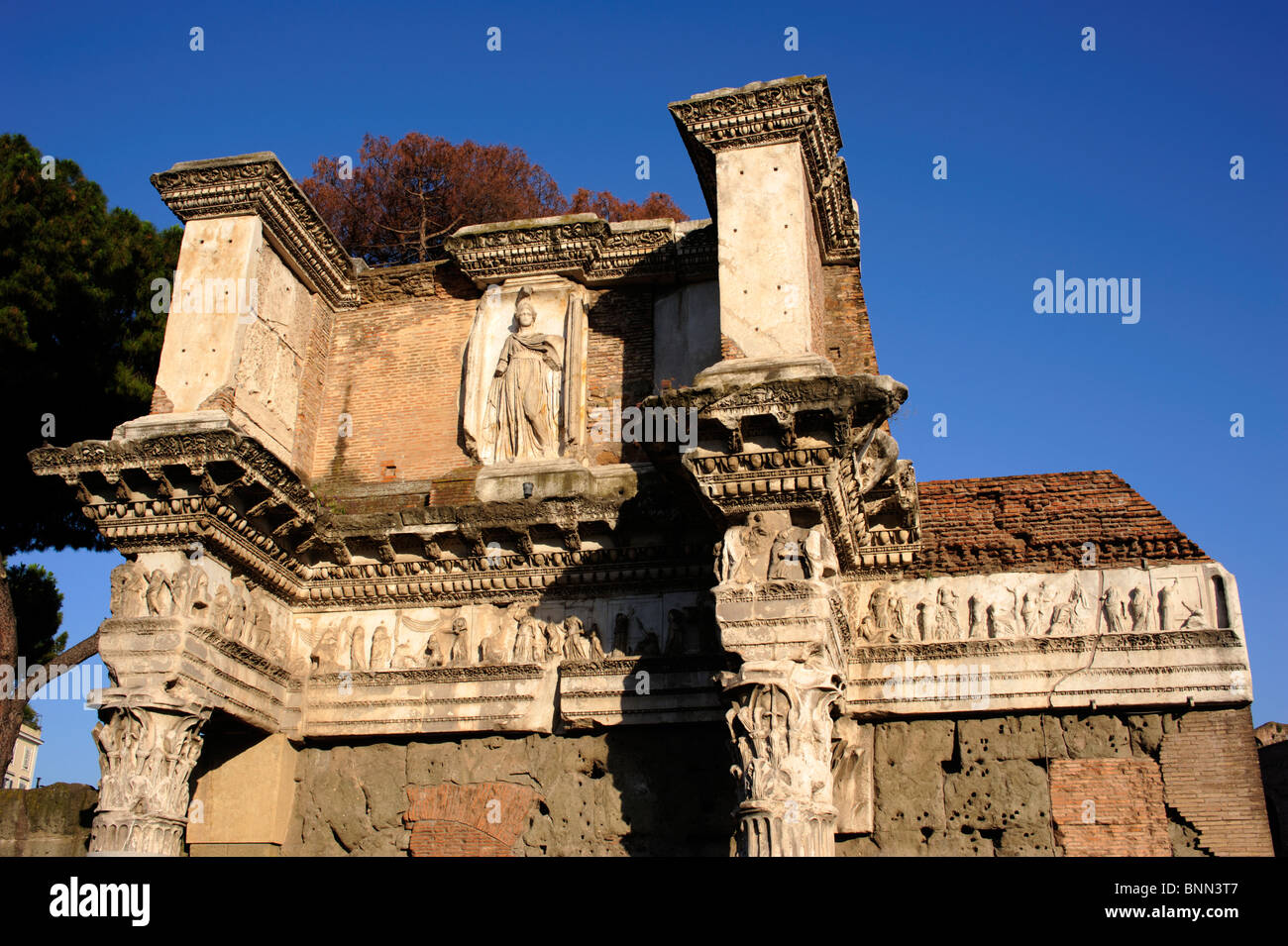 Italie, Rome, Forum Nerva, temple Minerva Banque D'Images