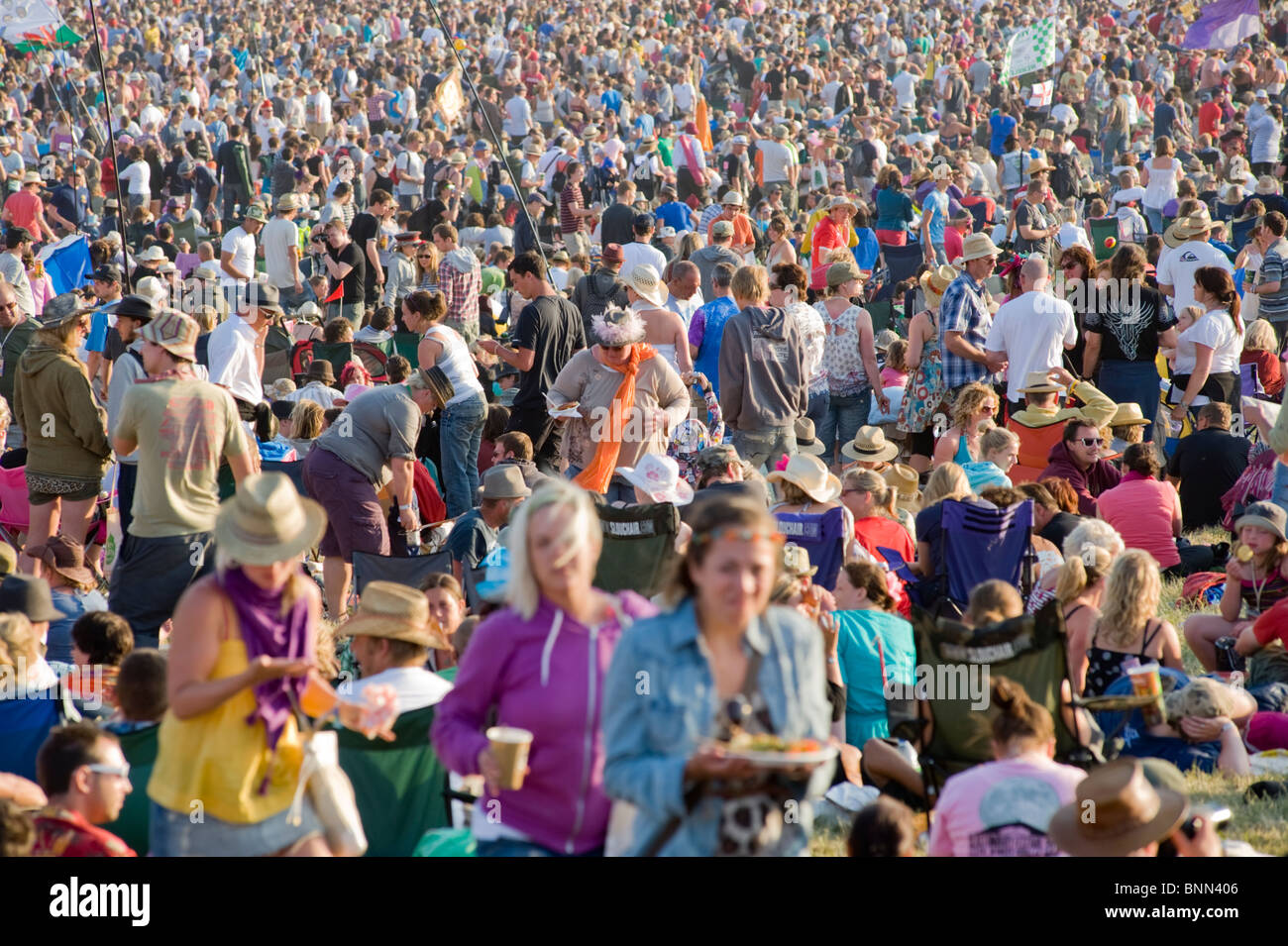 Des foules de gens au festival de Glastonbury, Somerset, Angleterre. Banque D'Images