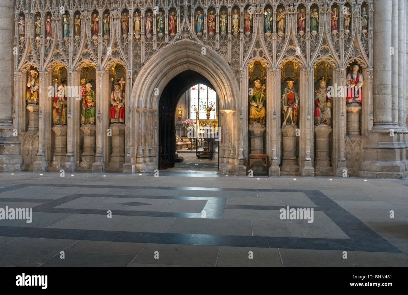 Chœur médiéval, Cathédrale de l'écran à Ripon Yorkshire avec chiffres moderne datant de 1946 Banque D'Images