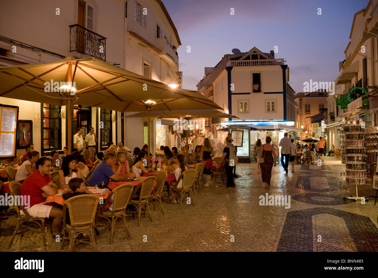 Le Portugal, l'Algarve, Lagos, street café au crépuscule Banque D'Images
