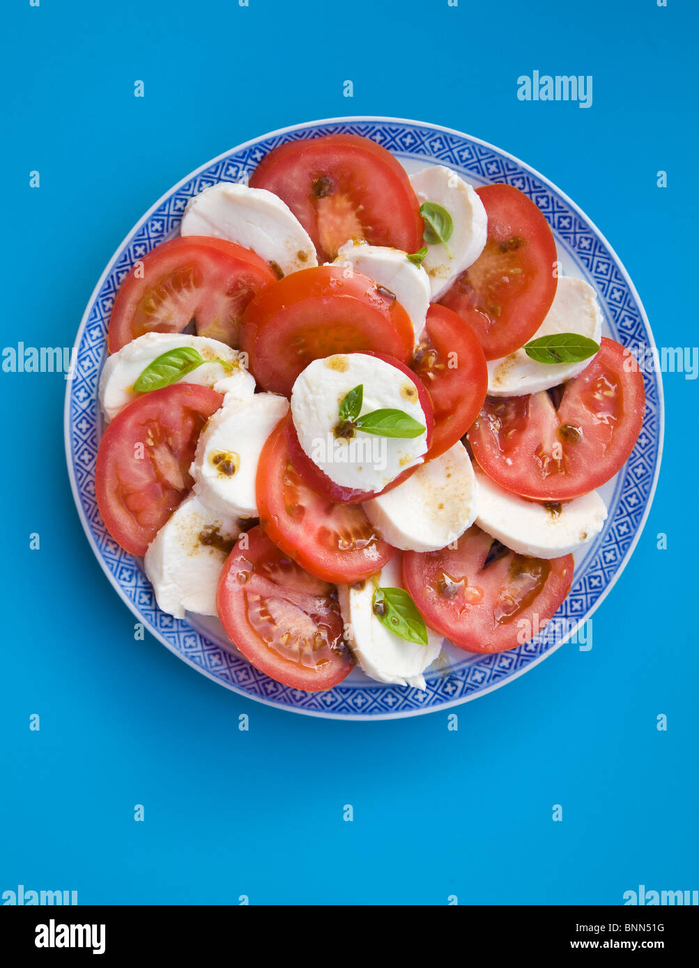 Insalata Caprese en bleu et blanc sur plaque de fond bleu lumineux Banque D'Images