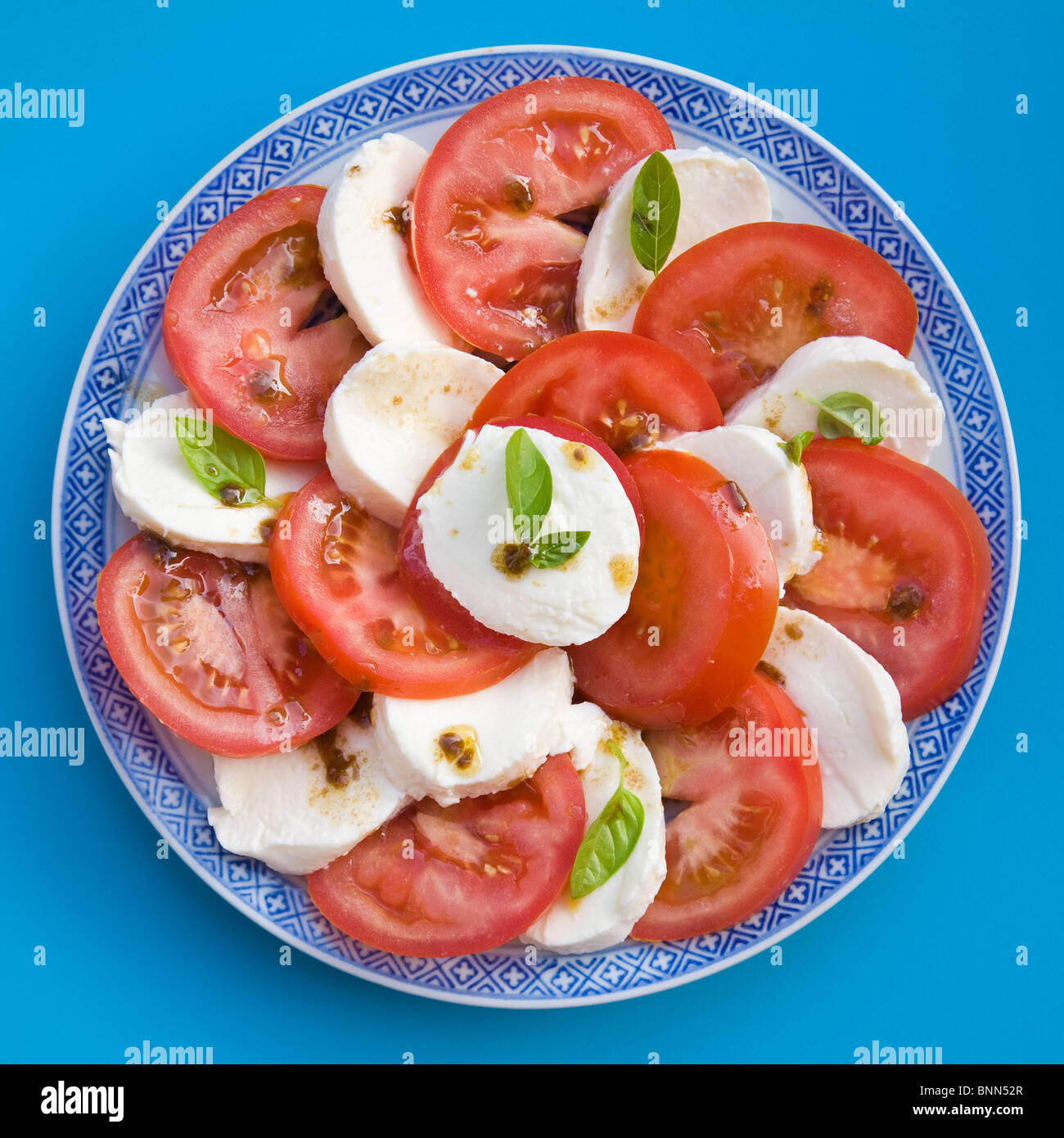 Insalata Caprese en bleu et blanc sur plaque de fond bleu lumineux Banque D'Images