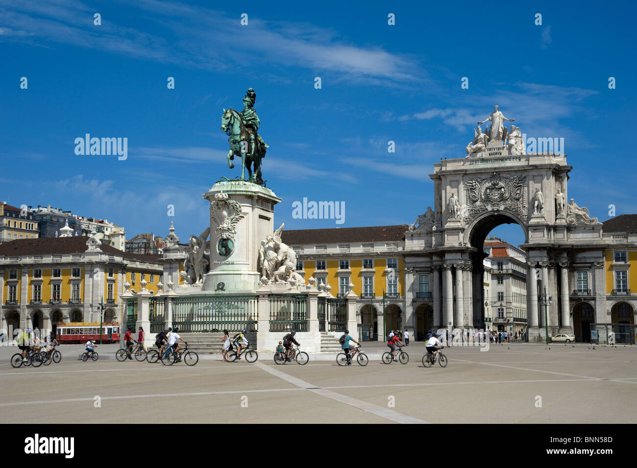 Portugal, Lisbonne, la Praca do Comercio, la place Terreiro do Paco, avec la statue de Dom José I Banque D'Images