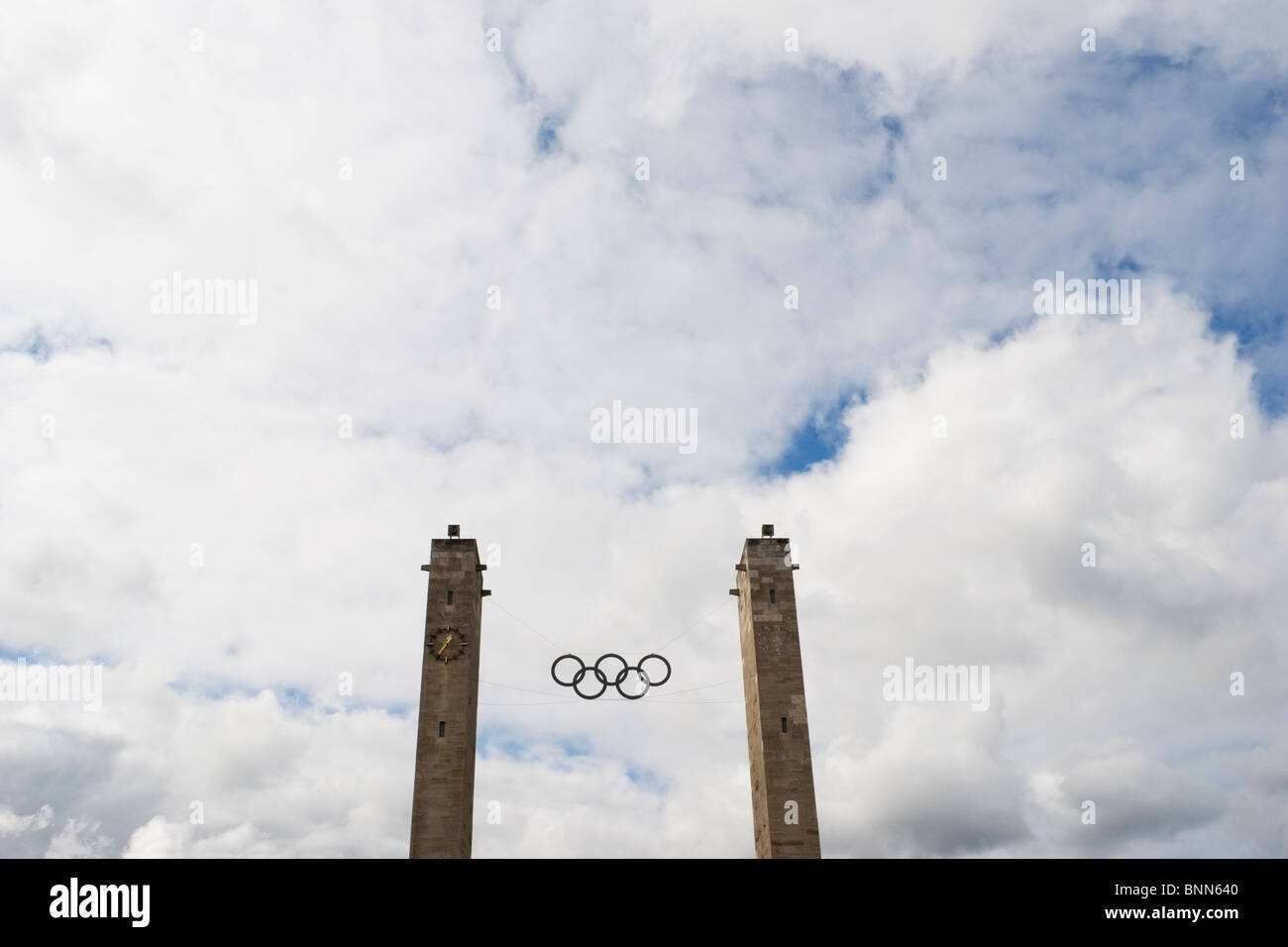 Des tours et des anneaux olympiques à l'Olympiastadion - Berlin - Allemagne Banque D'Images