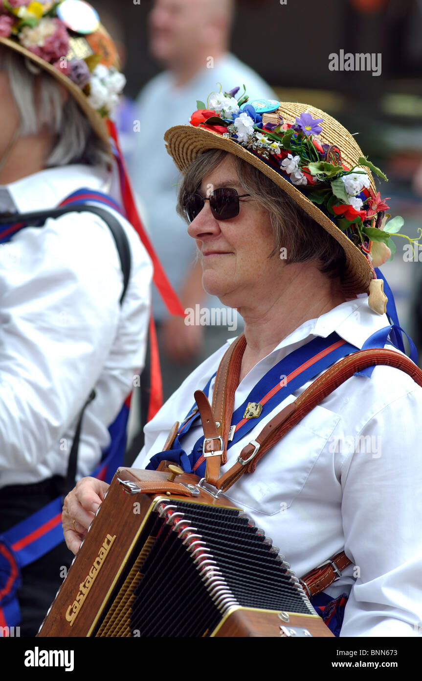 La danse morris femelle musicien à Warwick Folk Festival Banque D'Images