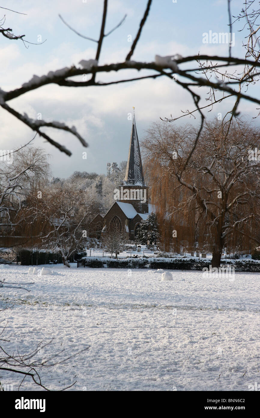 Un coup vertical de l'Eglise en Godalming, Surrey prises du parc pendant le big freeze de janvier 2010 Banque D'Images