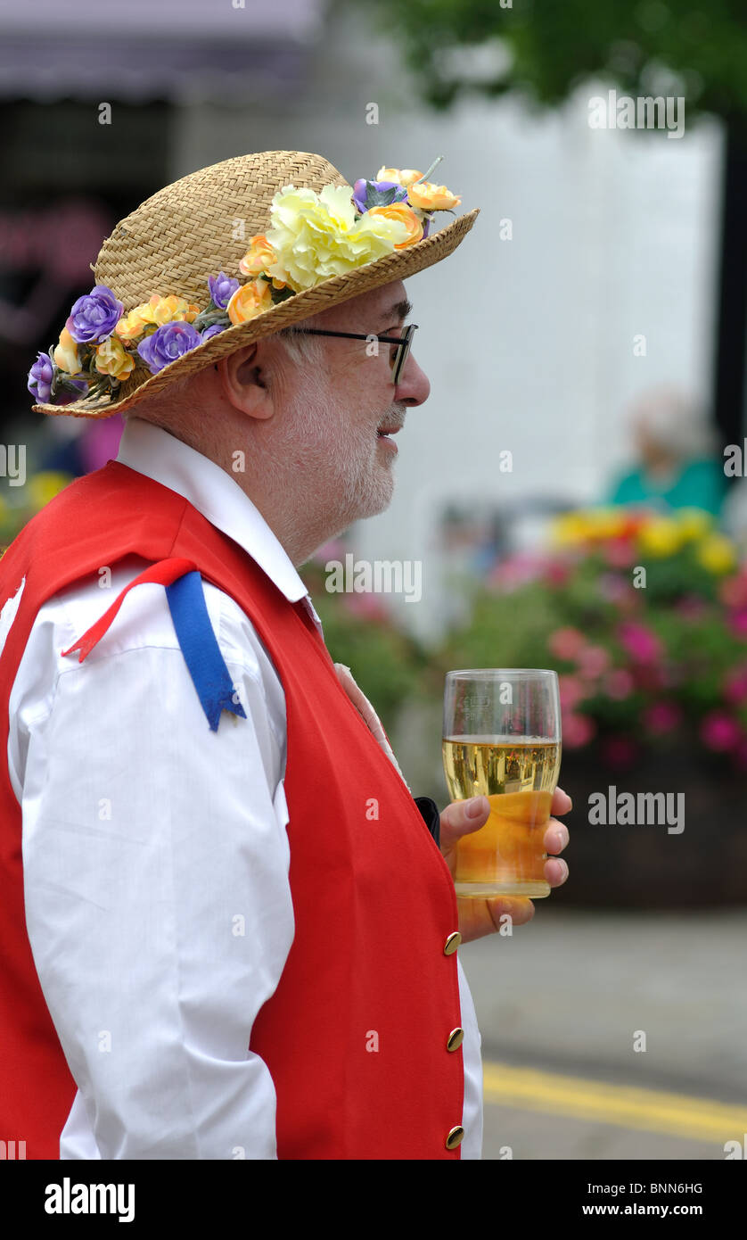 Morris dancer avec verre de cidre Banque D'Images