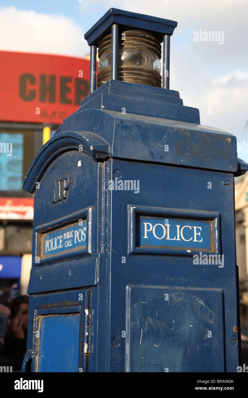 Une vieille boîte appel police bleu traditionnel à Piccadilly Circus, Londres, W1. Banque D'Images