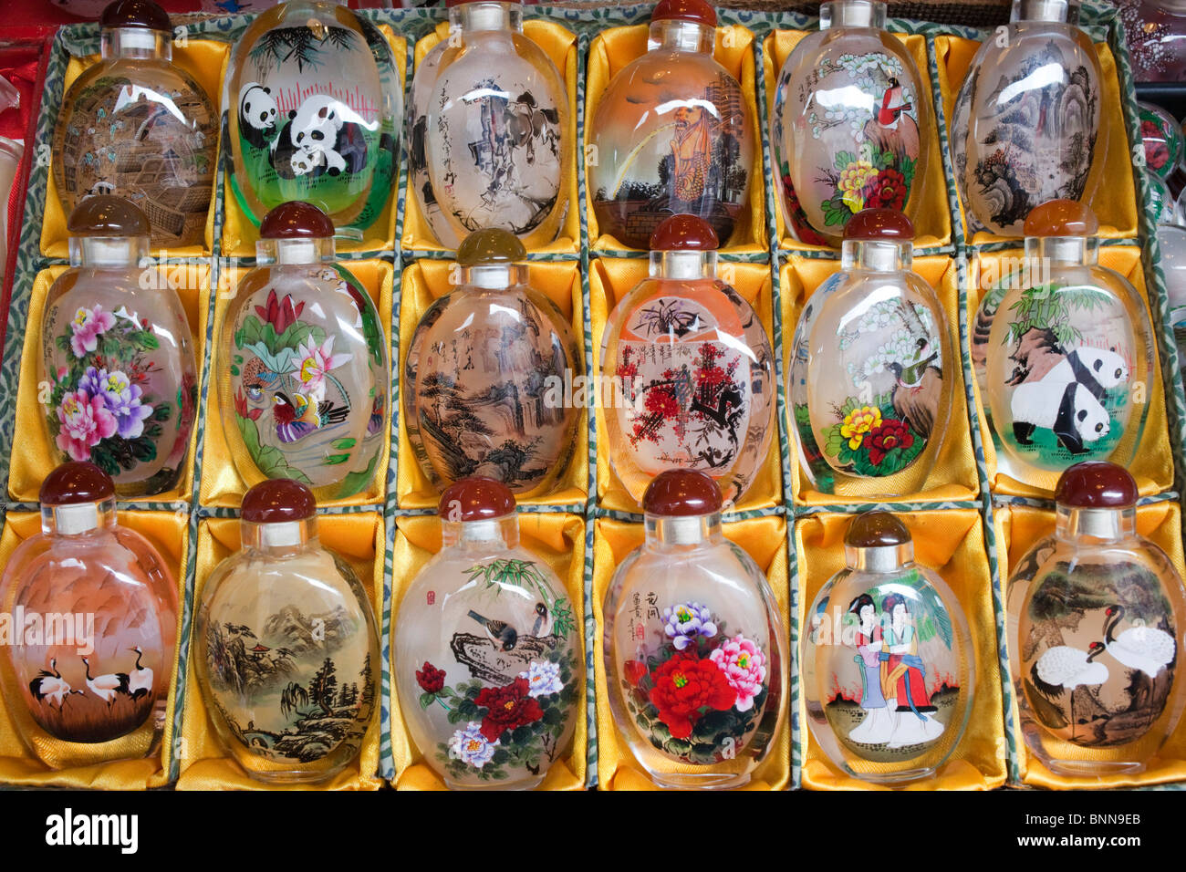 Asie Singapour Chinatown Shop Shopping Boutiques de souvenirs de Scène de rue Verrerie de peinture sur verre Flacons de parfum Parfums Parfums Banque D'Images