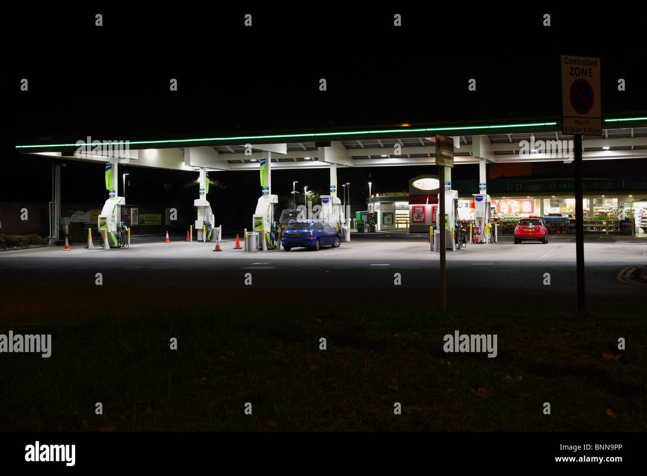 Vue de nuit en montrant la station essence BP à Hammersmith, Londres, W6. Banque D'Images