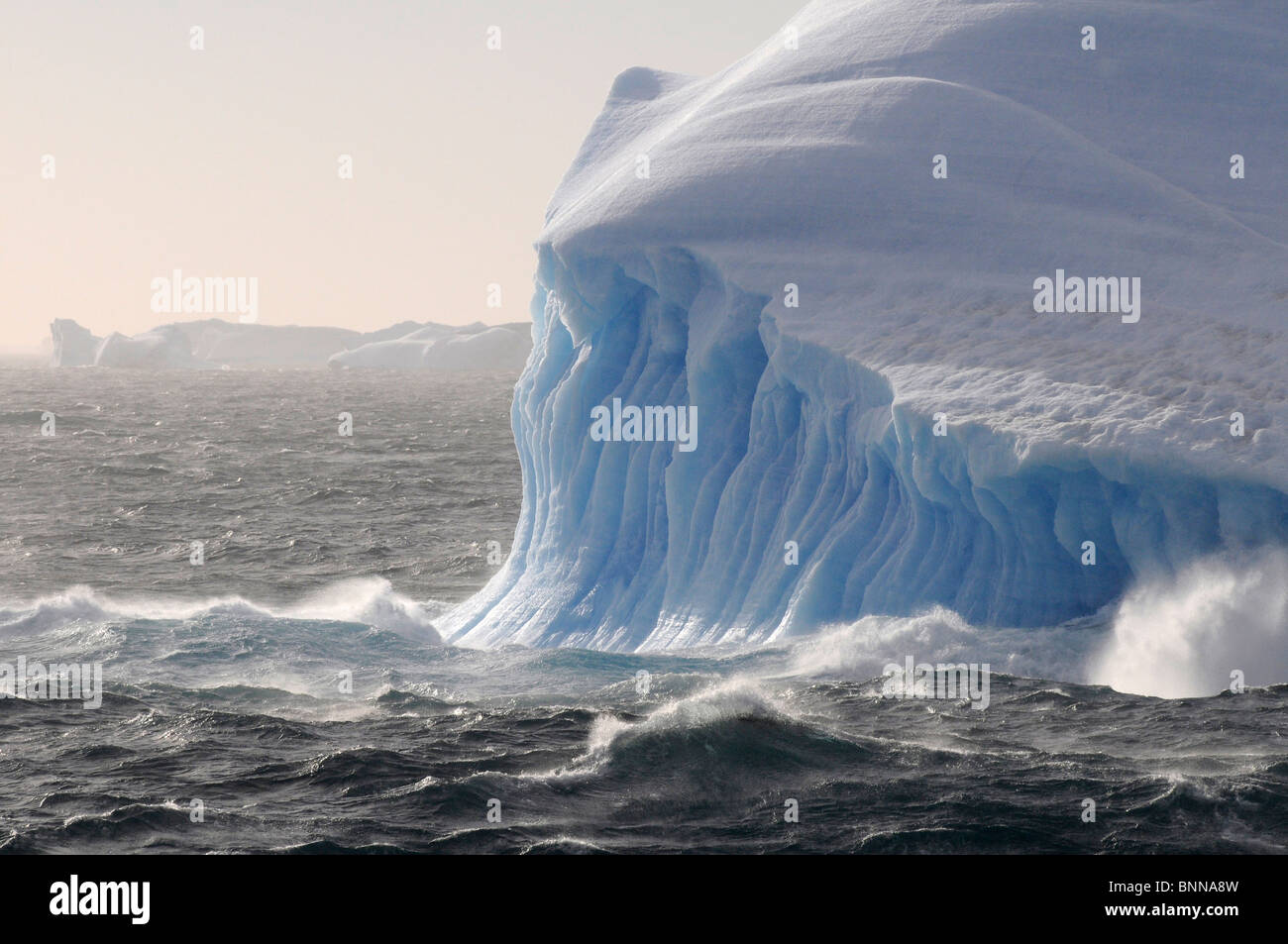 L'antarctique Antarctique Antarctique iceberg vagues pour les glaces à la dérive sur la mer de glace glacier Banque D'Images