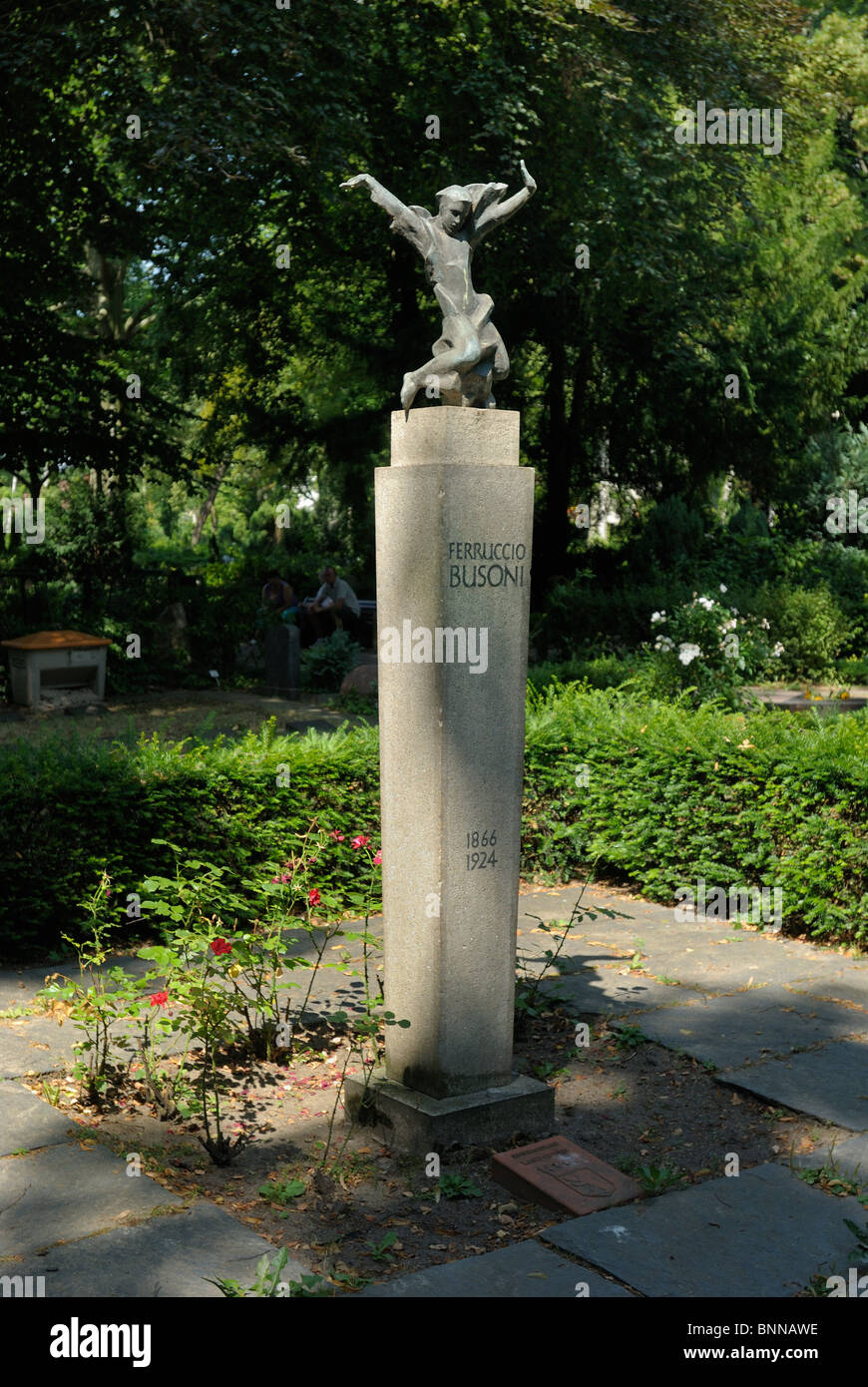 Tombe de Georg Kolbe de Ferruccio Busoni, compositeur et chef d'orchestre, Friedhof Stubenrauchstrasse, Schöneberg, Berlin, Allemagne. Banque D'Images