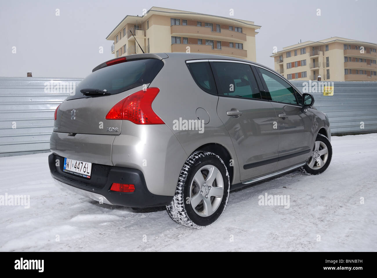 Peugeot 3008 1.6 HDI - MA 2010 - Argent métallisé - populaires français de la classe moyenne inférieure, voiture crossover segment C - ville Banque D'Images