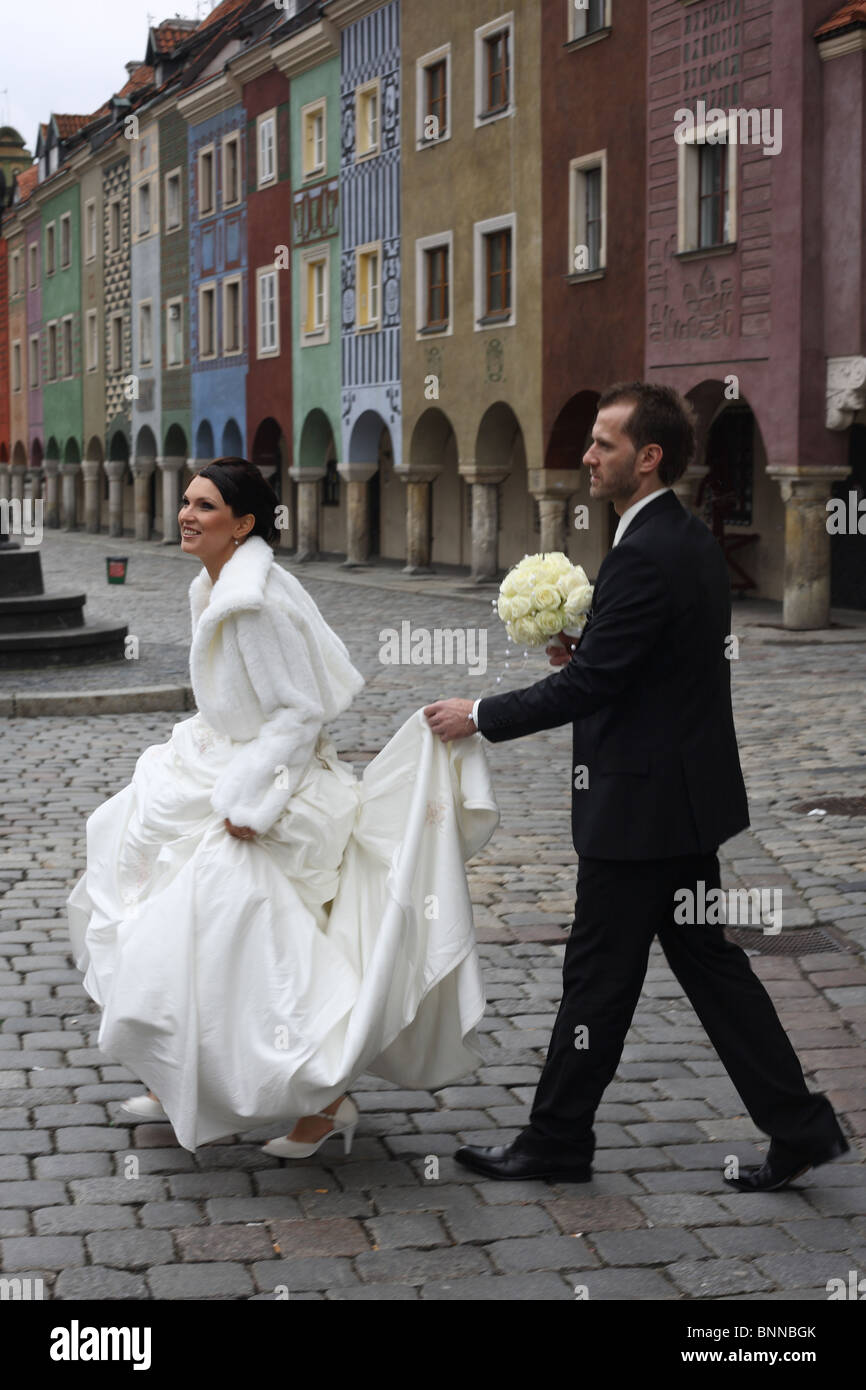 Couple de mariés à la place du vieux marché de Poznan, Pologne Banque D'Images