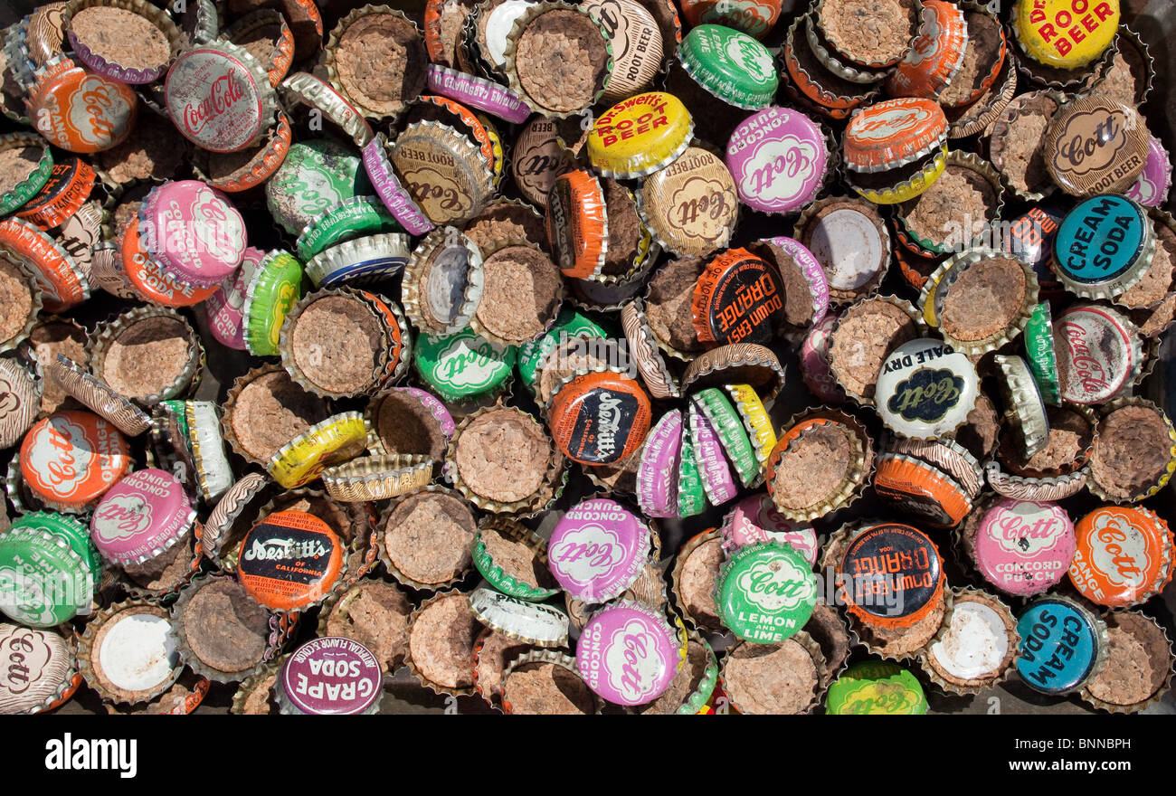 Une collection de meubles anciens des capsules de bouteille. Banque D'Images