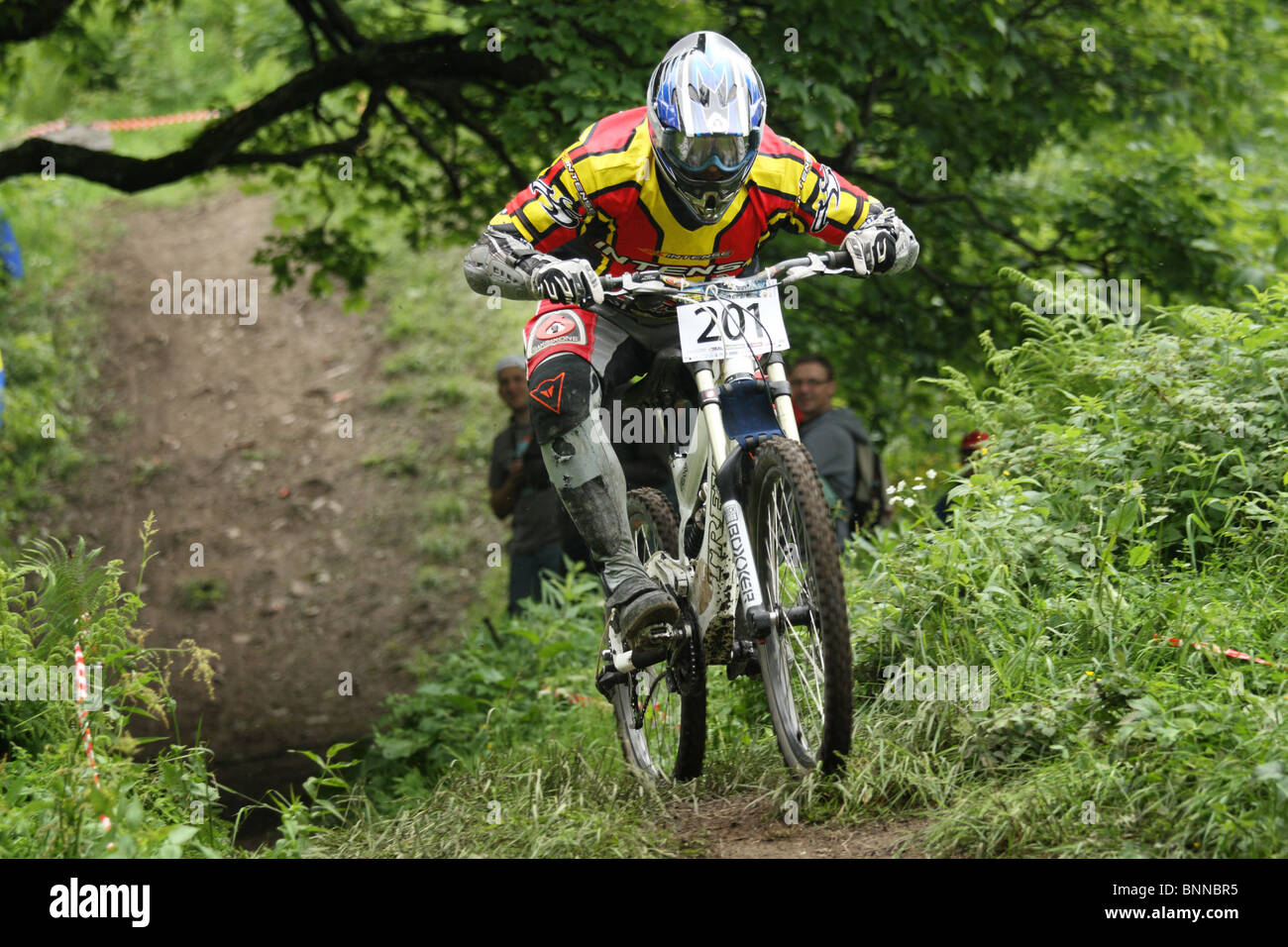 Vélo de montagne vtt de descente au cours de la race à Szczyrk, montagnes des Beskides, en Pologne. Banque D'Images