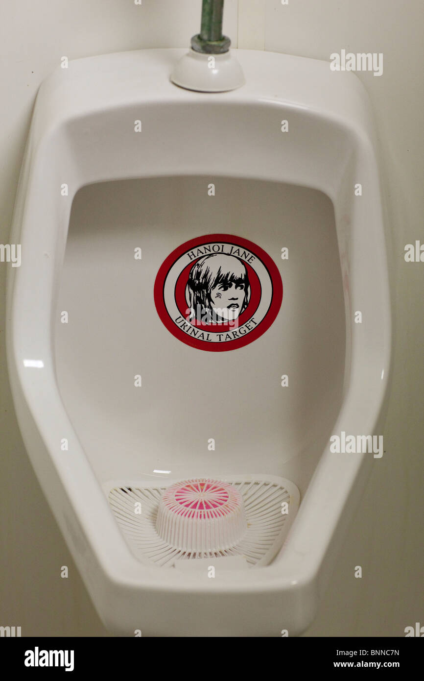 Décorées avec un message d'urinoir contre 'Hanoi Jane' Fonda dans salle de bains des hommes chez les vétérans de guerre étrangère à Trinity Hall, au Texas. Banque D'Images