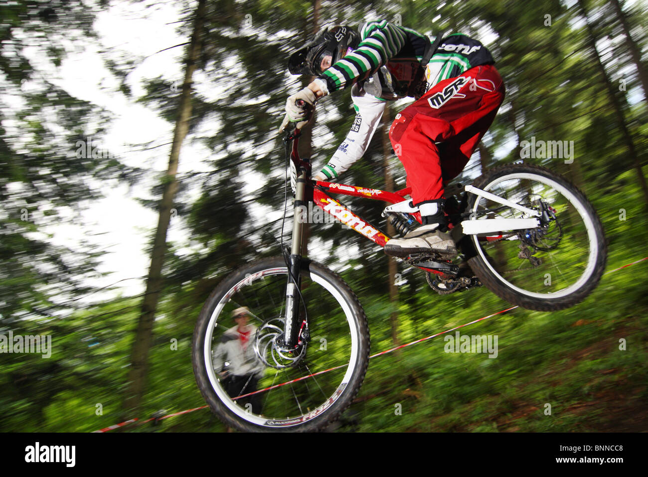 Vélo de montagne vtt de descente au cours de la race à Szczyrk, montagnes des Beskides, en Pologne. Banque D'Images