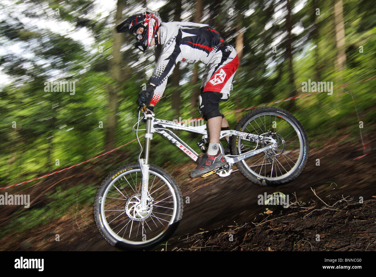 Vélo de montagne vtt de descente au cours de la race à Szczyrk, montagnes des Beskides, en Pologne. Banque D'Images