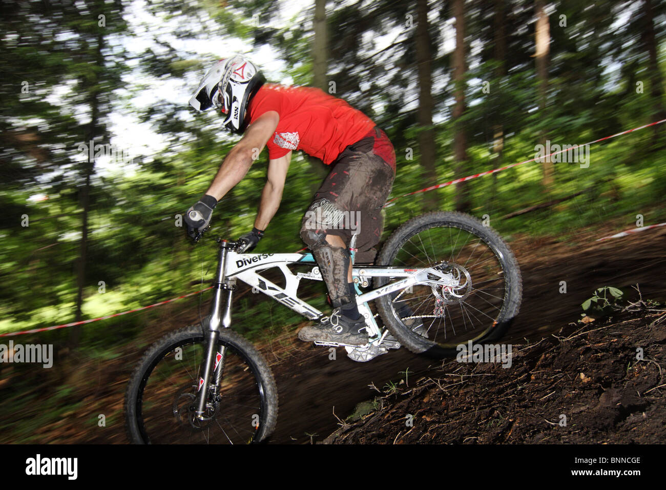 Vélo de montagne vtt de descente au cours de la race à Szczyrk, montagnes des Beskides, en Pologne. Banque D'Images