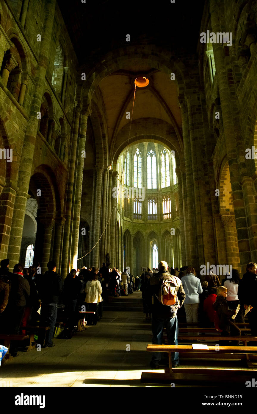 Les gens de prier dans l'abbaye, le Mont St Michel, France Banque D'Images